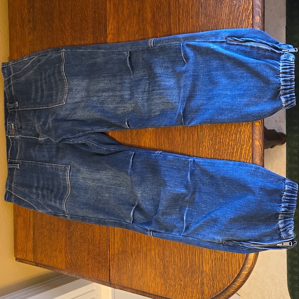 Women's Cropped Distressed Jeans - Picture 10 of 11
